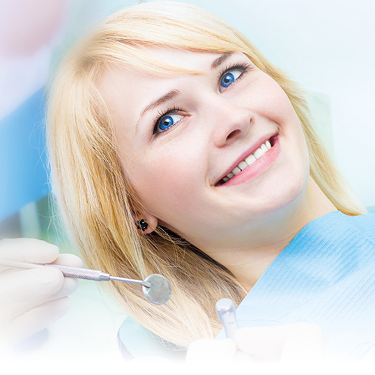 Angspatiententherapie - Junge klächelnde Frau in Zahnbehandlungsstuhl